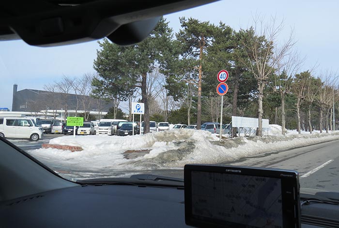 webnews今朝の北見／駐車場の奥が北見市民会館
