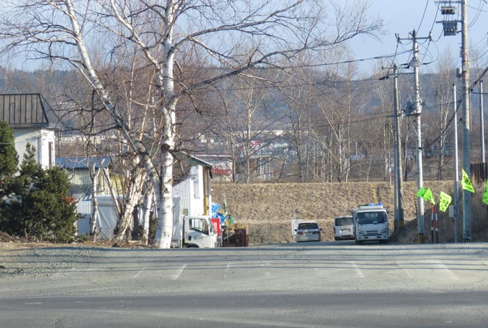webnews今朝の北見／交差点から奥が無加川の右岸堤防