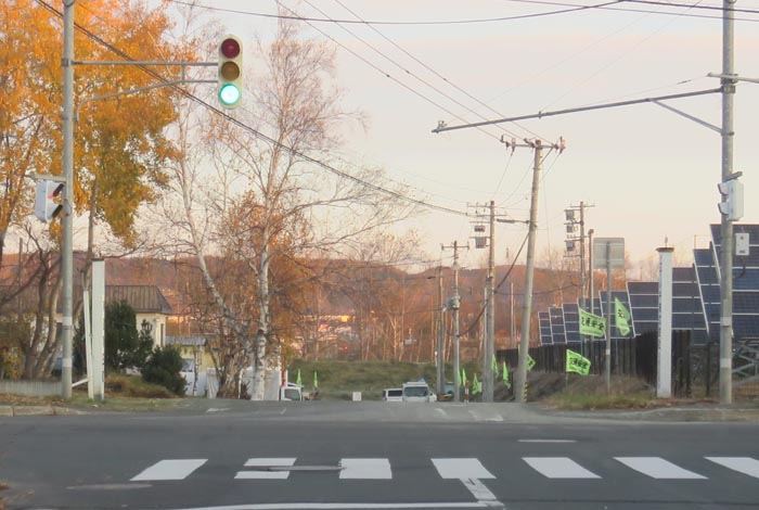 webnews今朝の北見／交差点から奥が無加川の右岸堤防