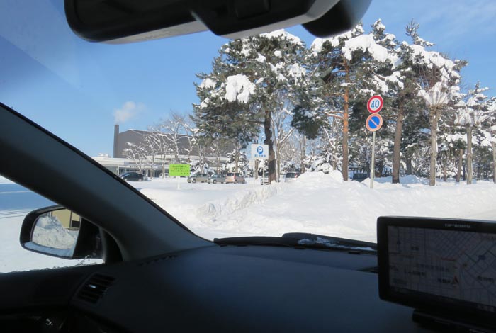 webnews今朝の北見／駐車場の奥が北見市民会館