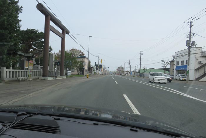 webnews今朝の北見/北見神社の鳥居前