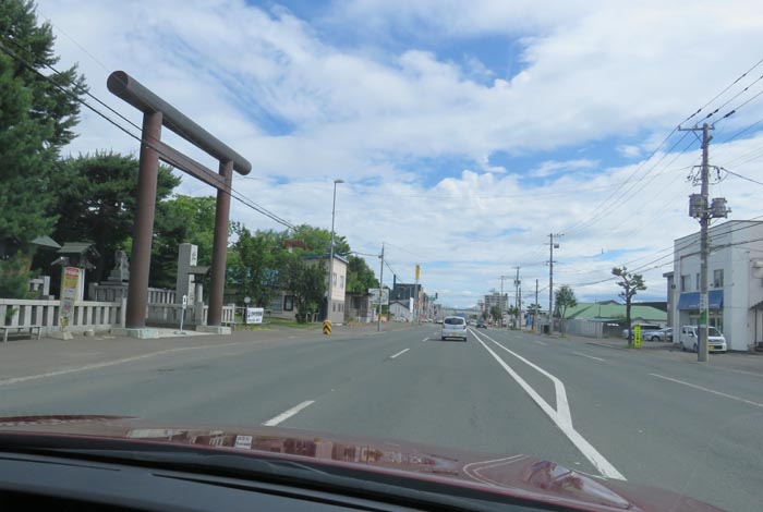 webnews今朝の北見/北見神社の鳥居前