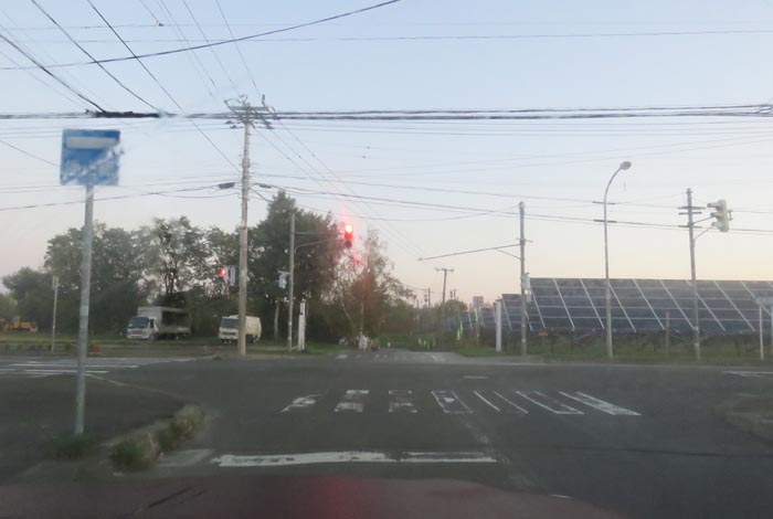 webnews今朝の北見/交差点から奥が無加川の右岸堤防