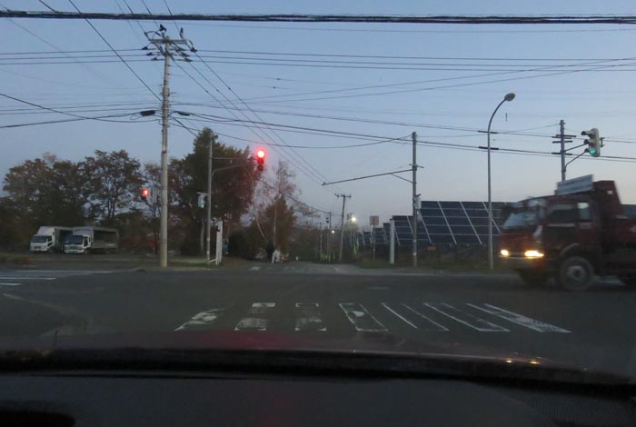 webnews今朝の北見/交差点から奥が無加川の右岸堤防
