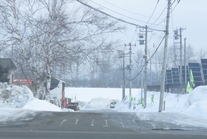 webnews今朝の北見/交差点から奥が無加川の右岸堤防