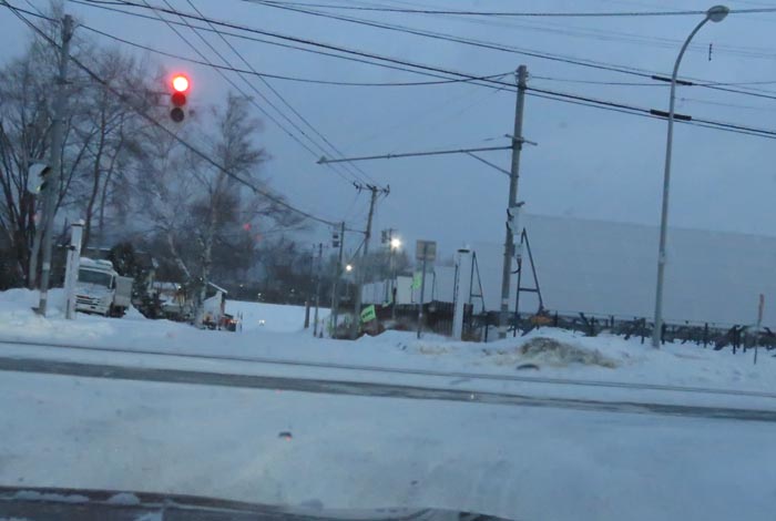 webnews今朝の北見/交差点から奥が無加川の右岸堤防