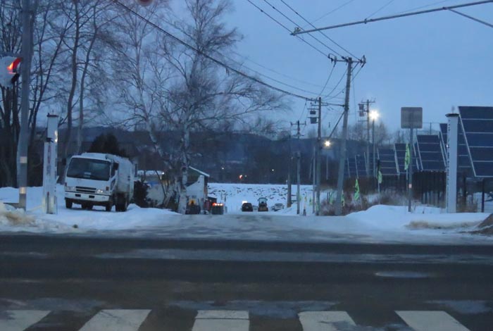 webnews今朝の北見/交差点から奥が無加川の右岸堤防