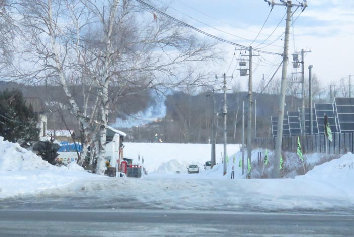 webnews今朝の北見/交差点から奥が無加川の右岸堤防