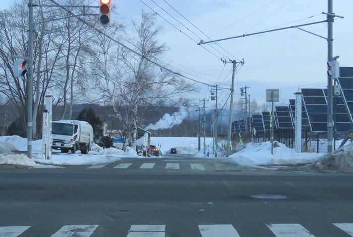 webnews今朝の北見/交差点から奥が無加川の右岸堤防