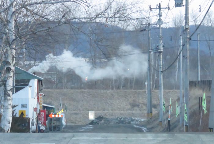 webnews今朝の北見/交差点から奥が無加川の右岸堤防