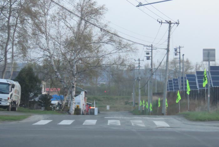 webnews今朝の北見/交差点から奥が無加川の右岸堤防