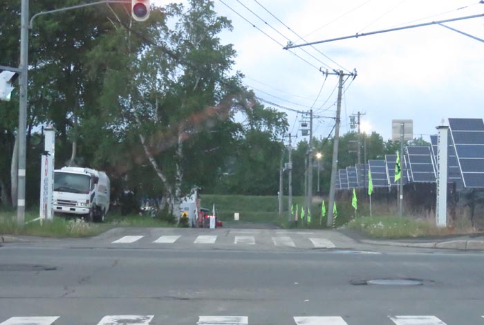 webnews今朝の北見/交差点から奥が無加川の右岸堤防