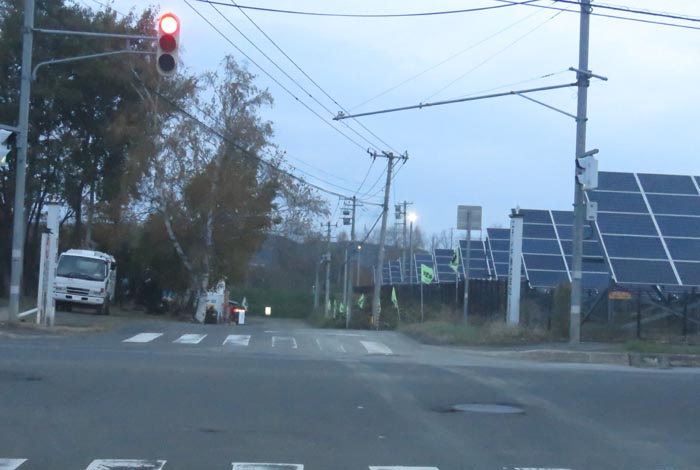 webnews今朝の北見/交差点から奥が無加川の右岸堤防