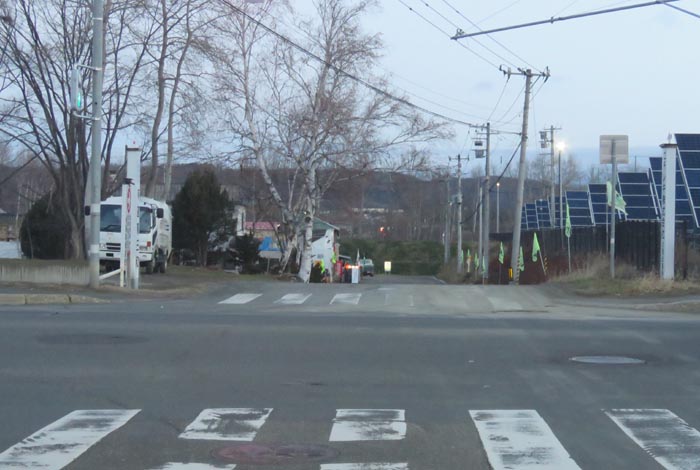 webnews今朝の北見/交差点から奥が無加川の右岸堤防