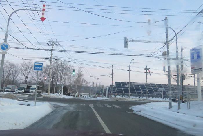 webnews今朝の北見/交差点から奥が無加川の右岸堤防