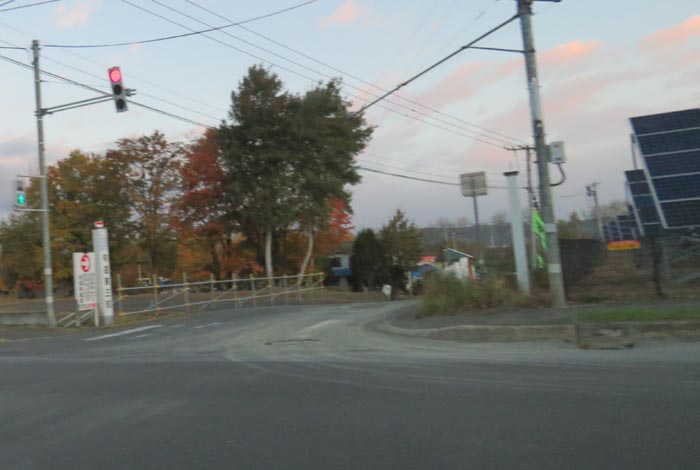 webnews今朝の北見/交差点から奥が無加川の右岸堤防