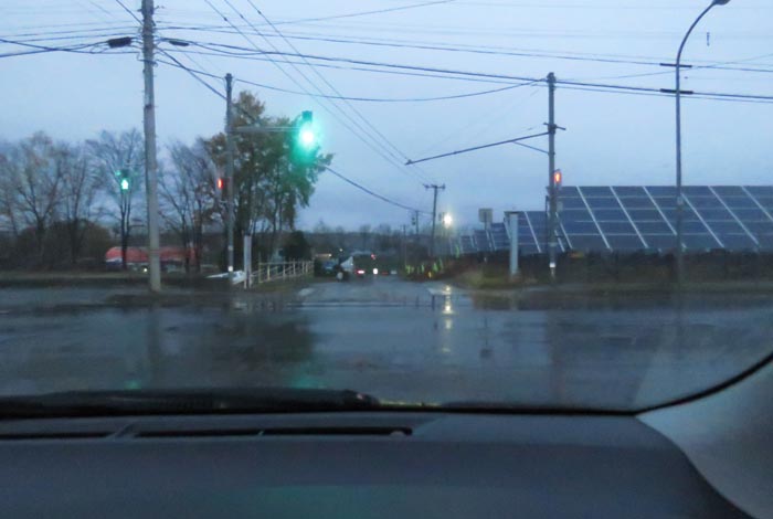 webnews今朝の北見/交差点から奥が無加川の右岸堤防