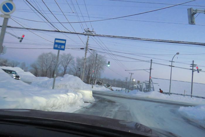 webnews今朝の北見/交差点から奥が無加川の右岸堤防