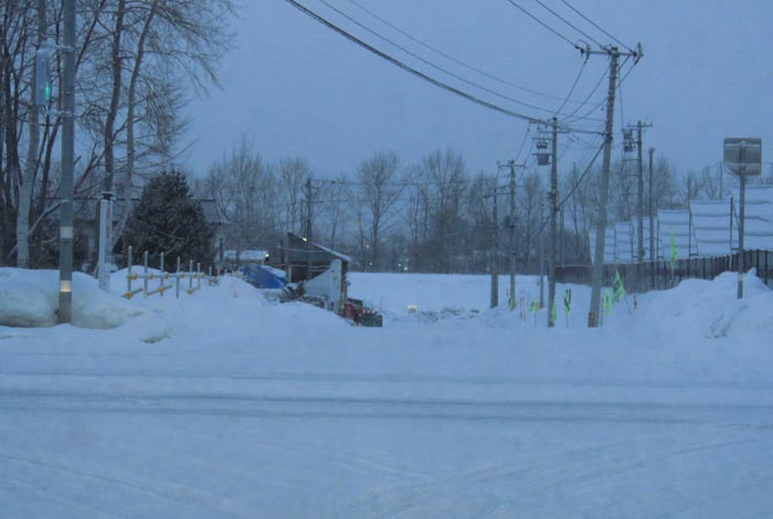 webnews今朝の北見/交差点から奥が無加川の右岸堤防