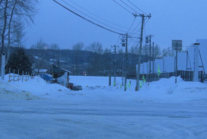 webnews今朝の北見/交差点から奥が無加川の右岸堤防