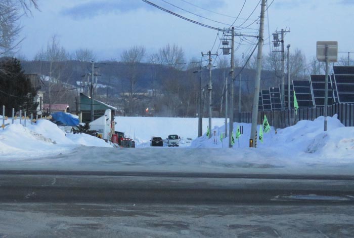 webnews今朝の北見/交差点から奥が無加川の右岸堤防