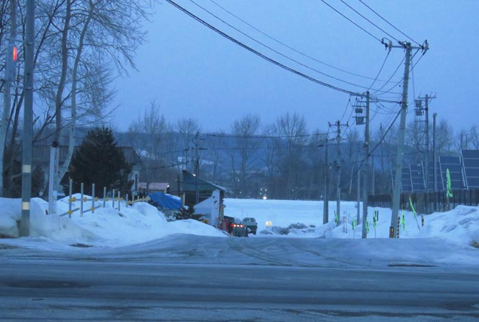 webnews今朝の北見/交差点から奥が無加川の右岸堤防