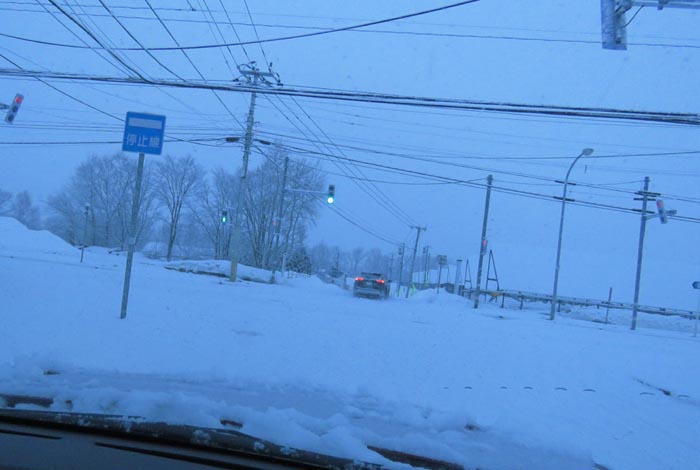 webnews今朝の北見/交差点から奥が無加川の右岸堤防