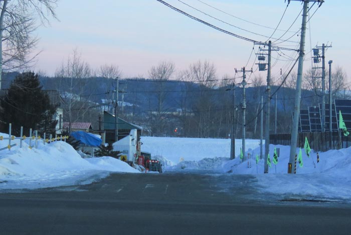 webnews今朝の北見/交差点から奥が無加川の右岸堤防
