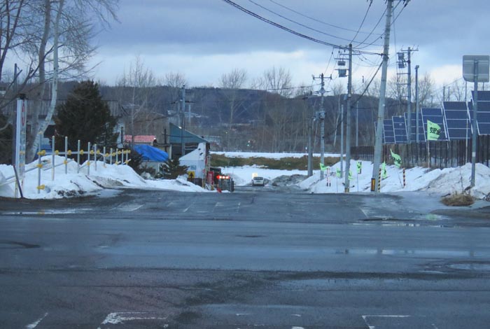 webnews今朝の北見/交差点から奥が無加川の右岸堤防