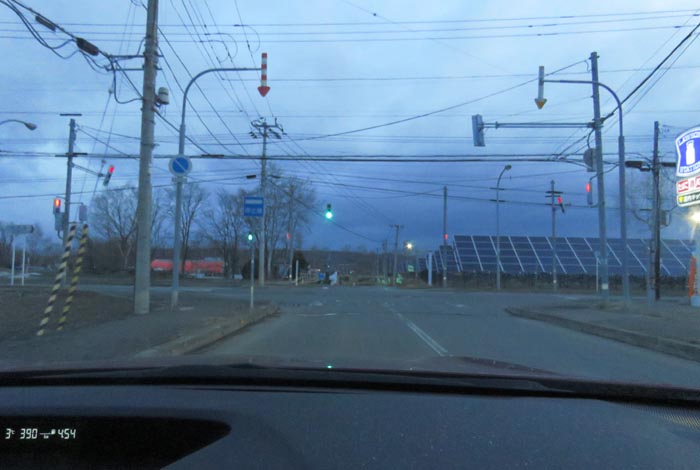 webnews今朝の北見/交差点から奥が無加川の右岸堤防